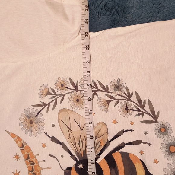 Women White T-shirt. Size XL. Bees stamp. New condition. - Picture 5 of 5